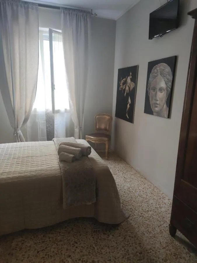 Urban Art Space - Three Rooms -Near The Center And Train Station Modena