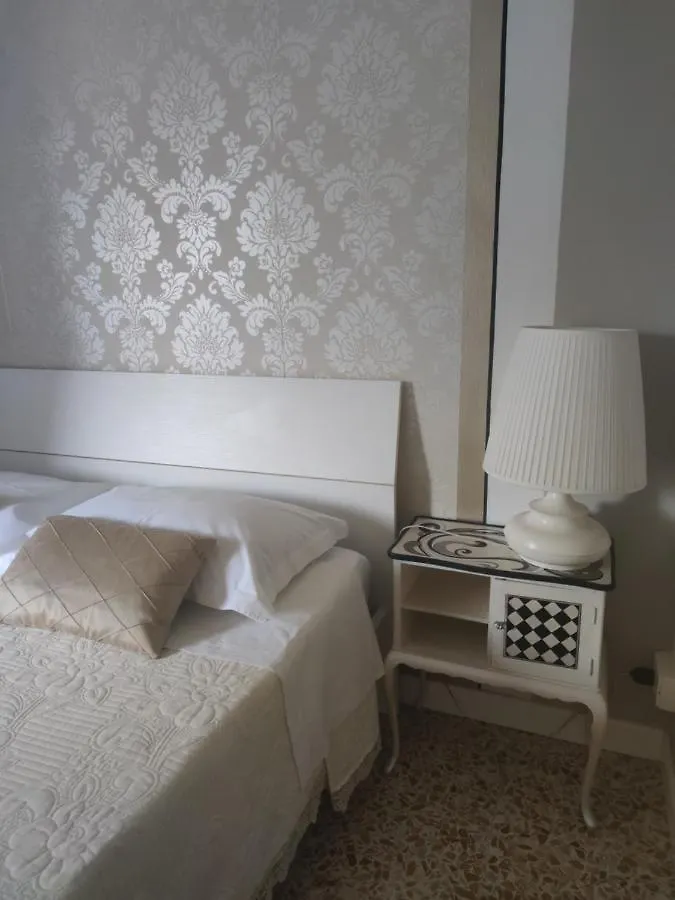 Urban Art Space - Three Rooms -Near The Center And Train Station Modena